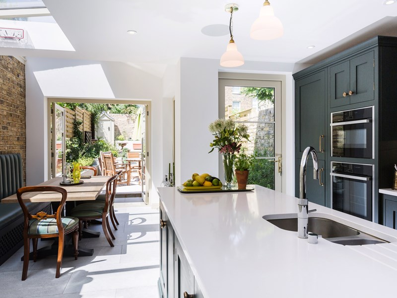 深绿色摇瓶配备联排别墅厨房