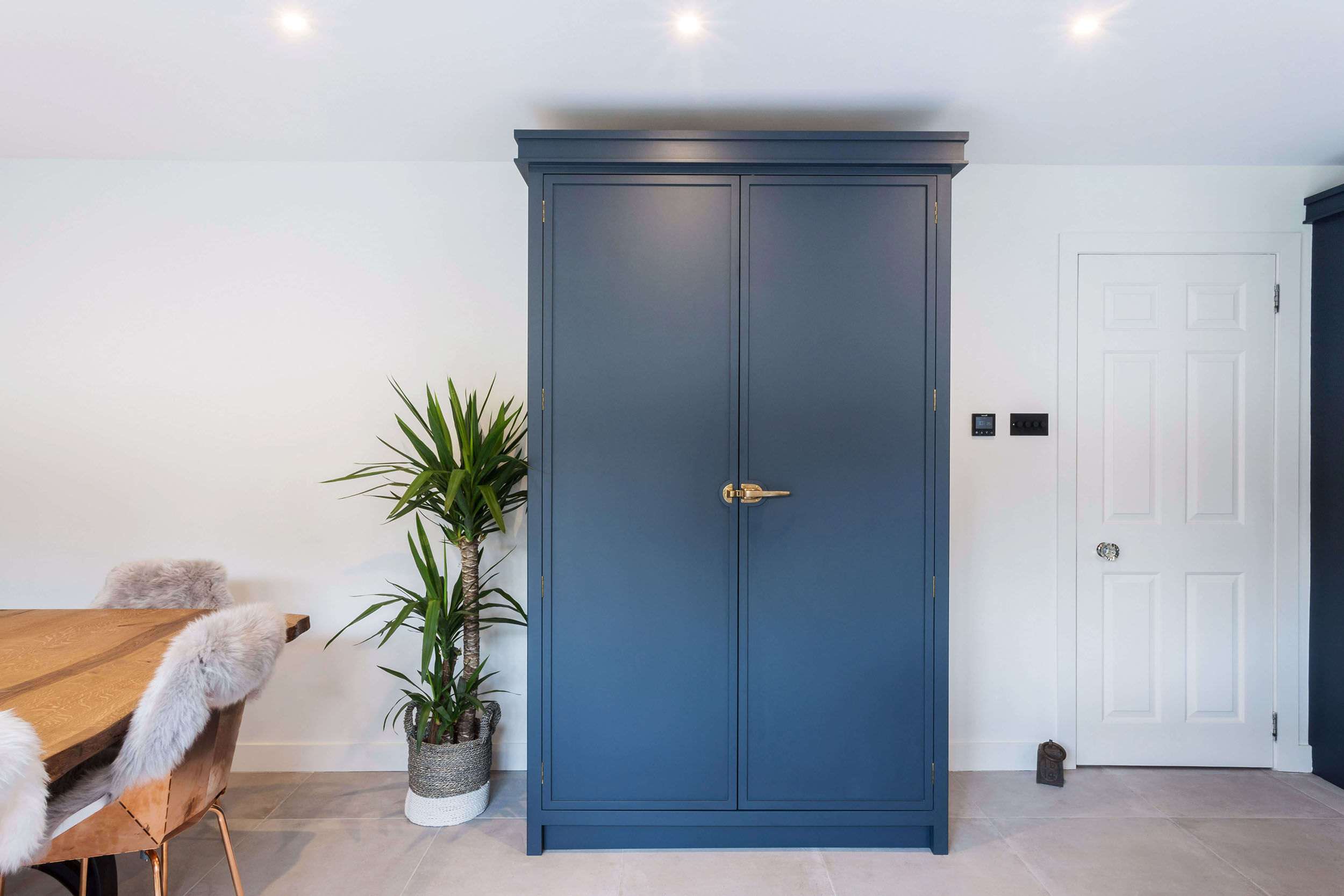 深蓝色摇床厨房与家庭酒吧