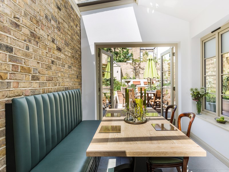 深绿色摇床厨房座位区