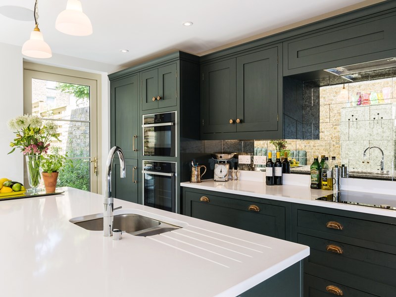 深绿色摇瓶配备联排别墅厨房