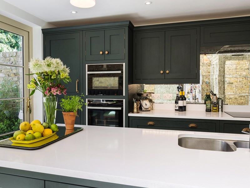 深绿色摇床联排别墅厨房岛