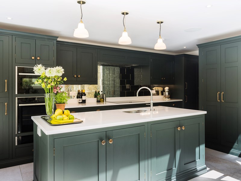 深绿色摇瓶配备联排别墅厨房