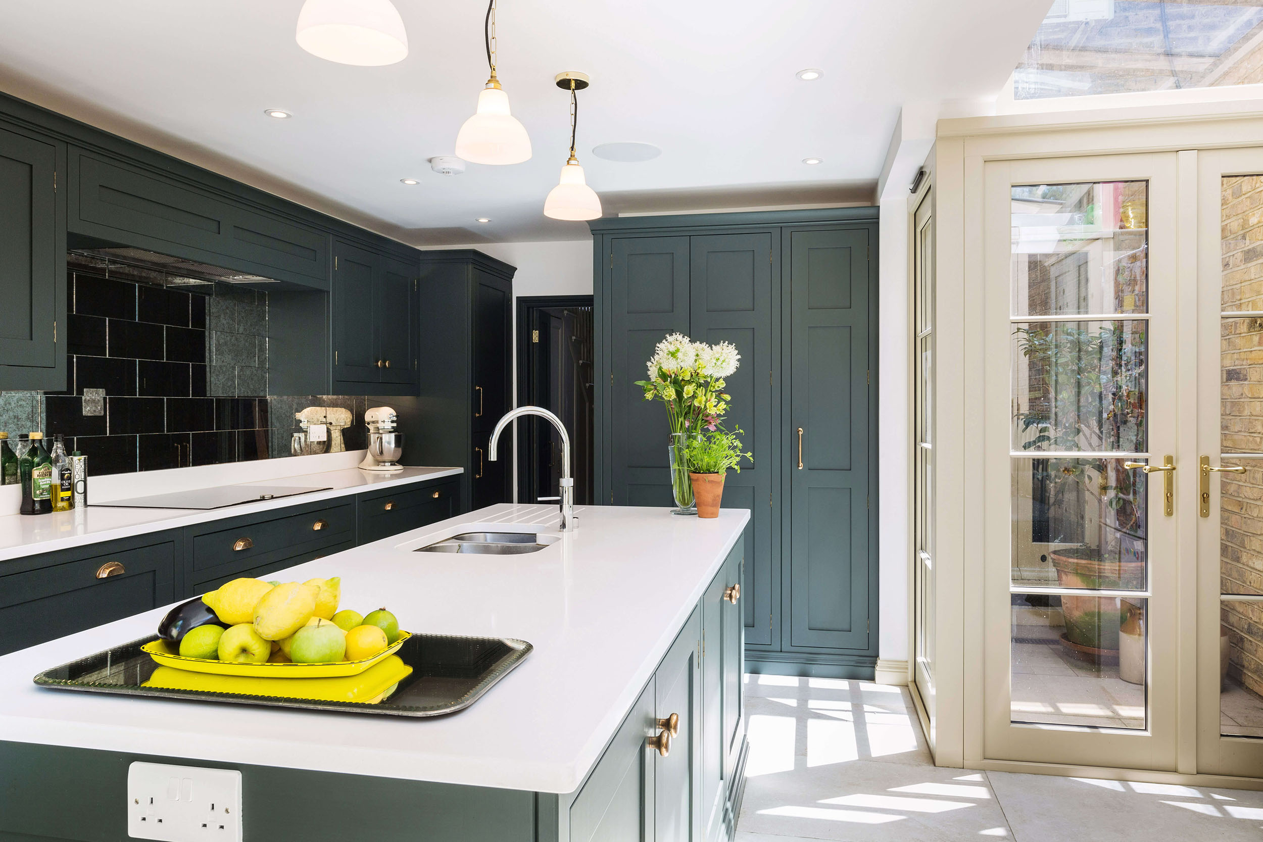 深绿色摇床联排别墅厨房岛