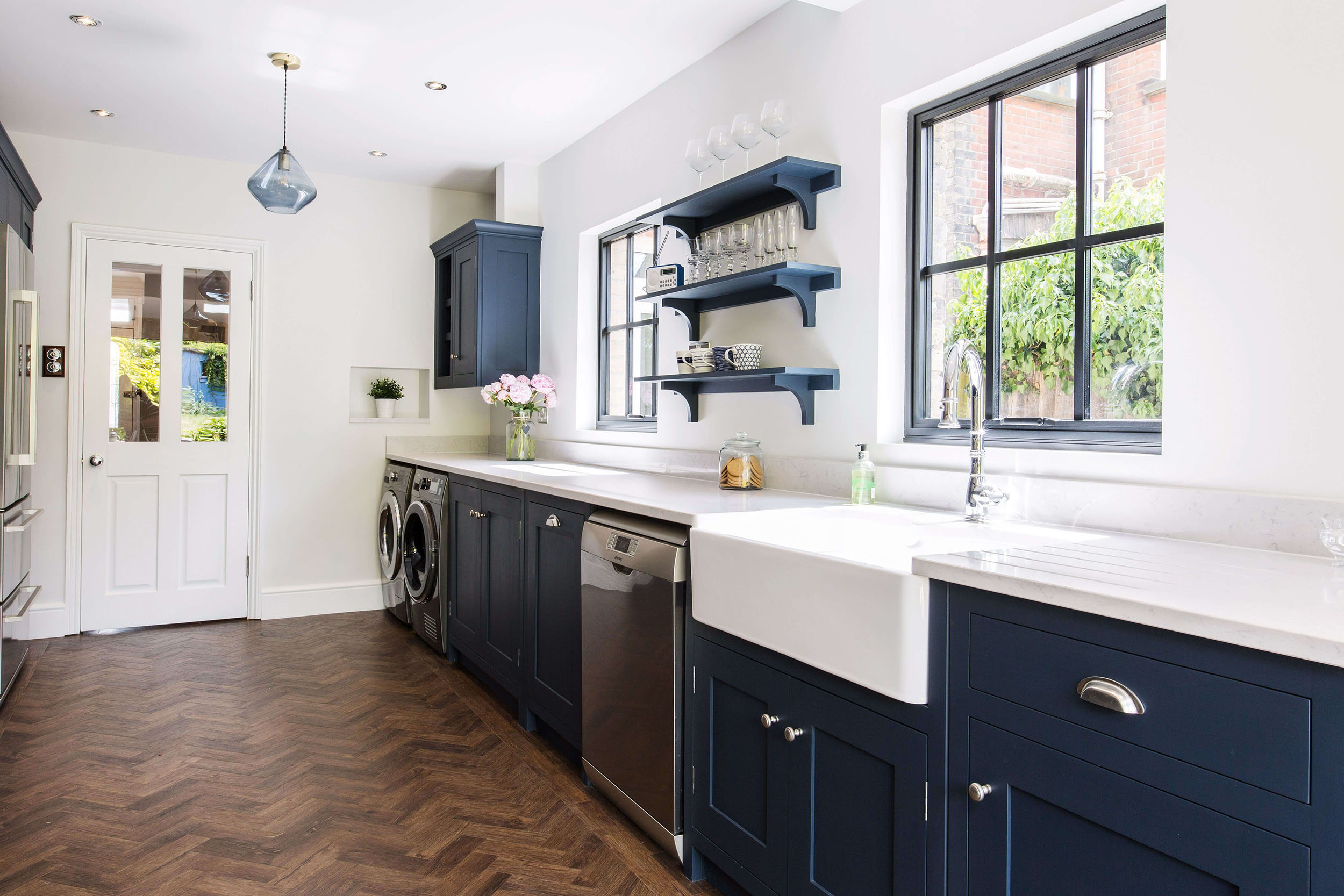 深蓝色工业风格摇床厨房