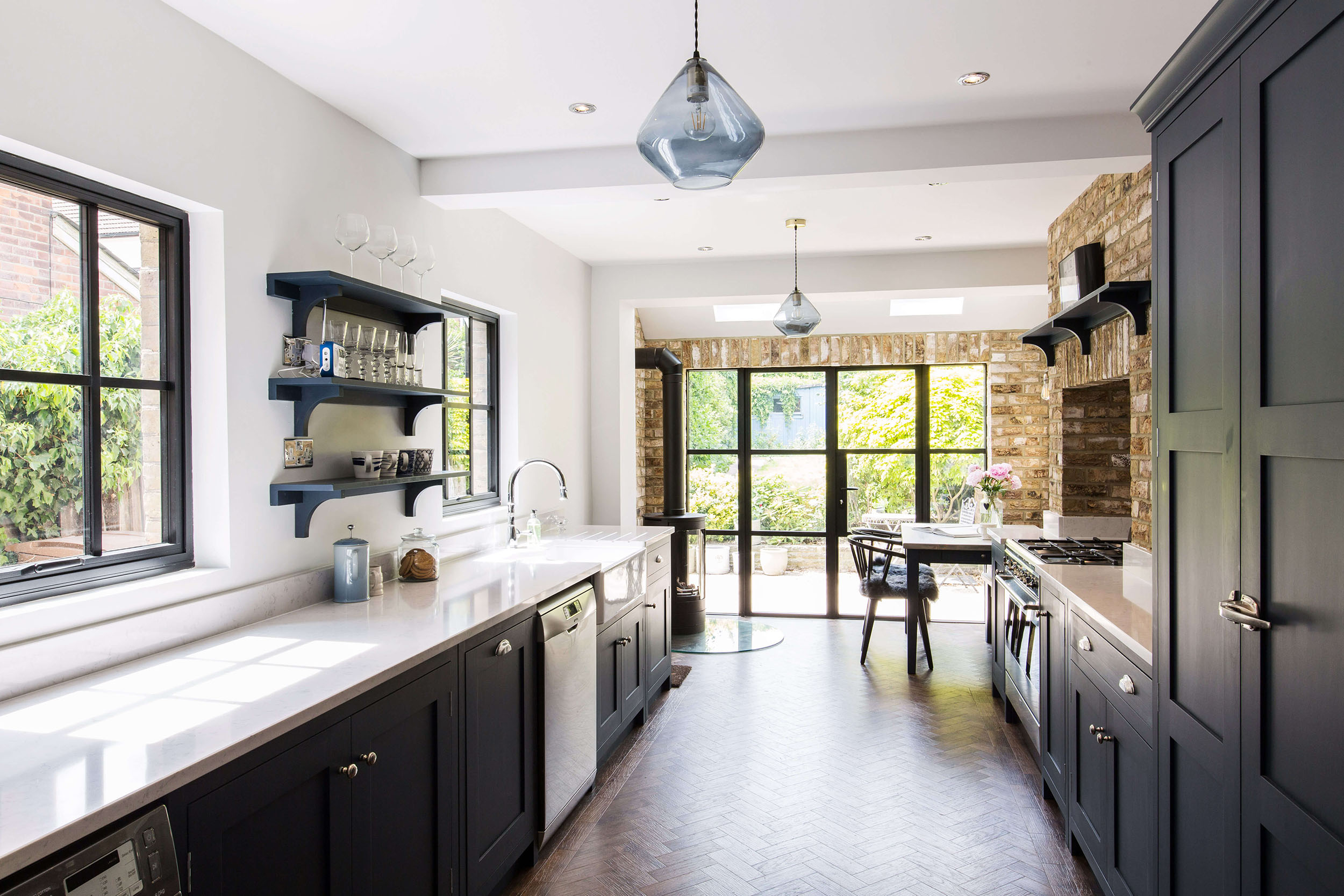 深蓝色工业风格摇床厨房