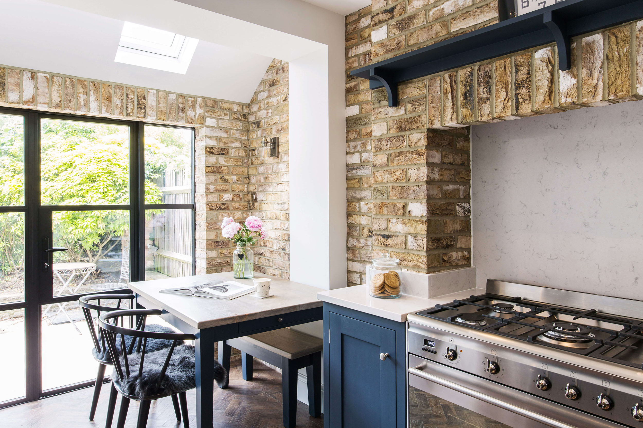 深蓝色工业风格摇床厨房