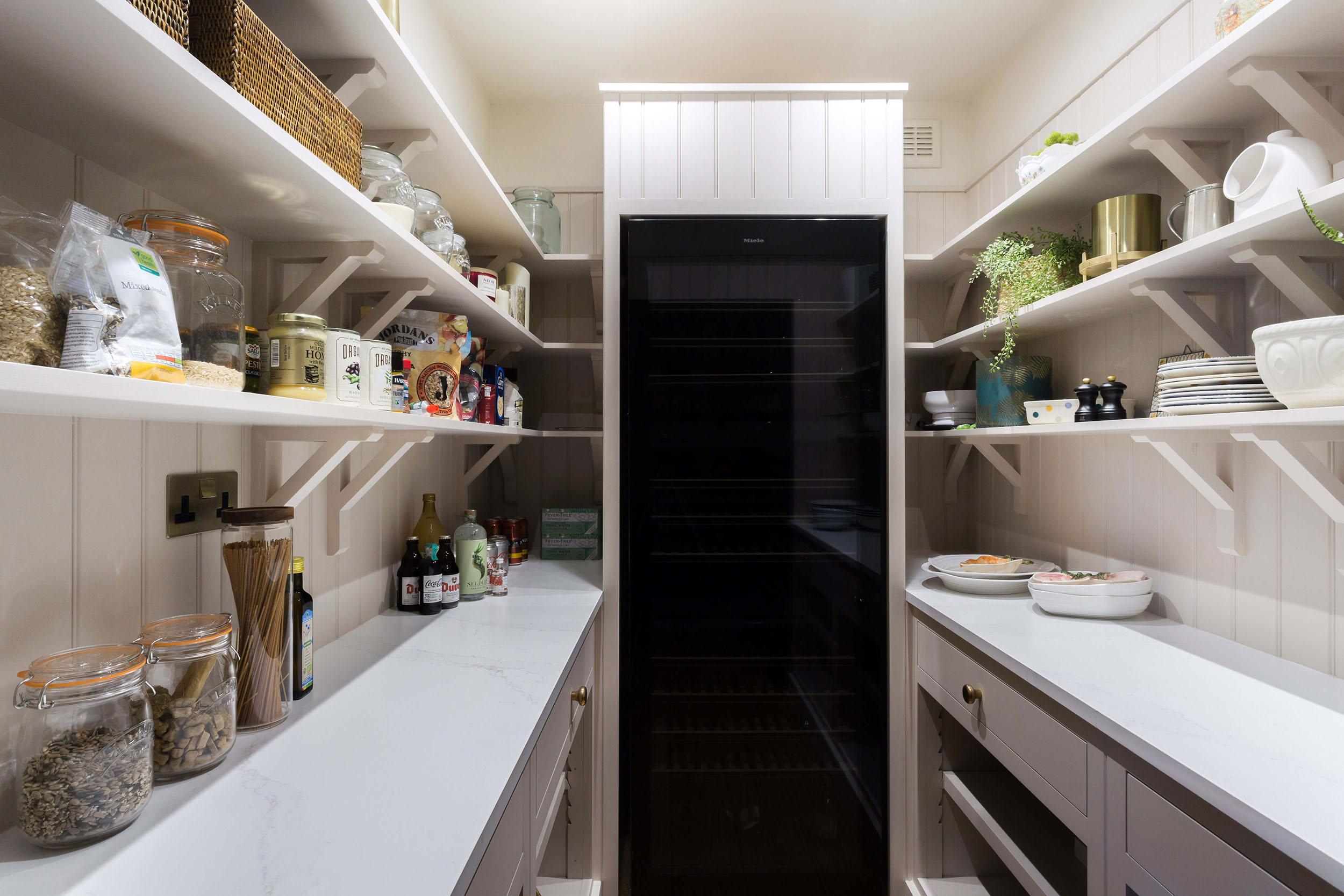 深蓝色开放式摇床厨房，带步入式食品储藏室