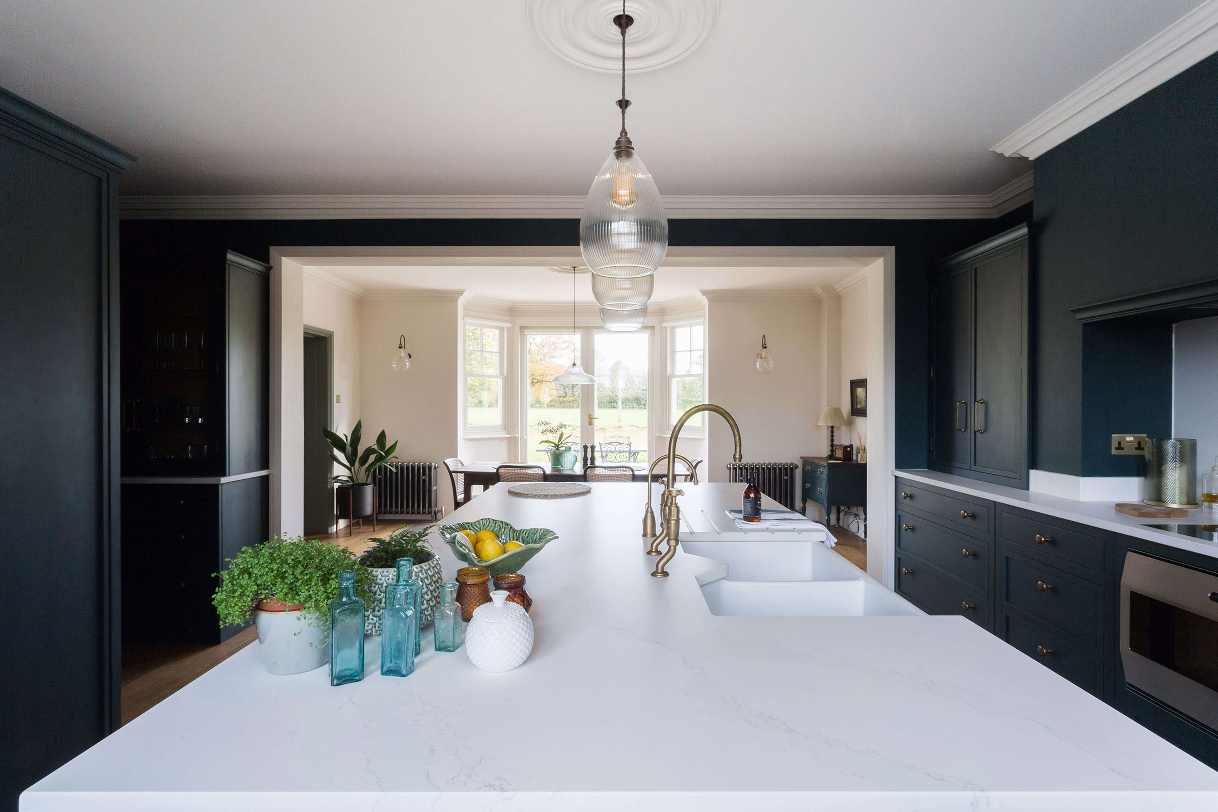 深蓝色摇床厨房与Gaggenau电器