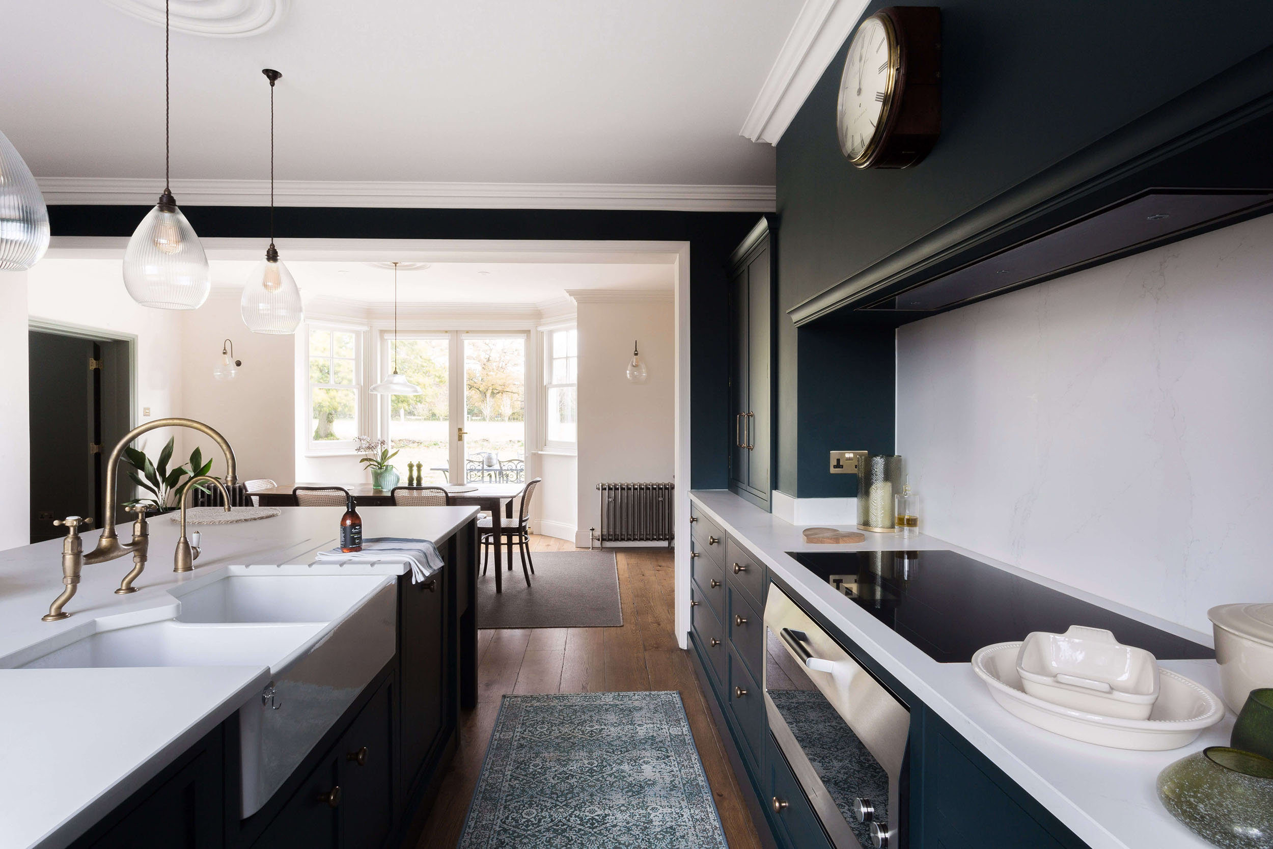 深蓝色摇床厨房与Gaggenau电器