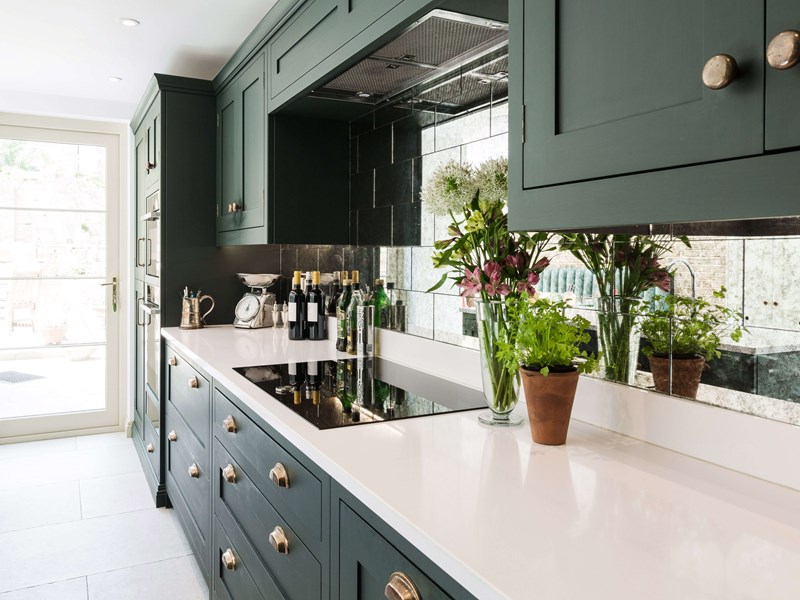 深绿色摇瓶配备联排别墅厨房