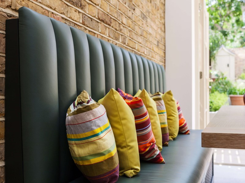 深绿色摇床厨房座位区