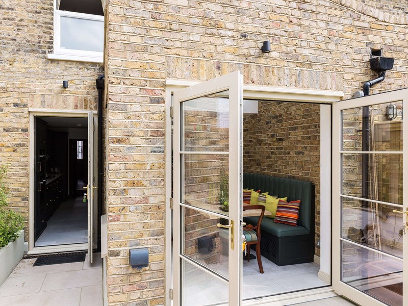 深绿色摇床厨房座位区