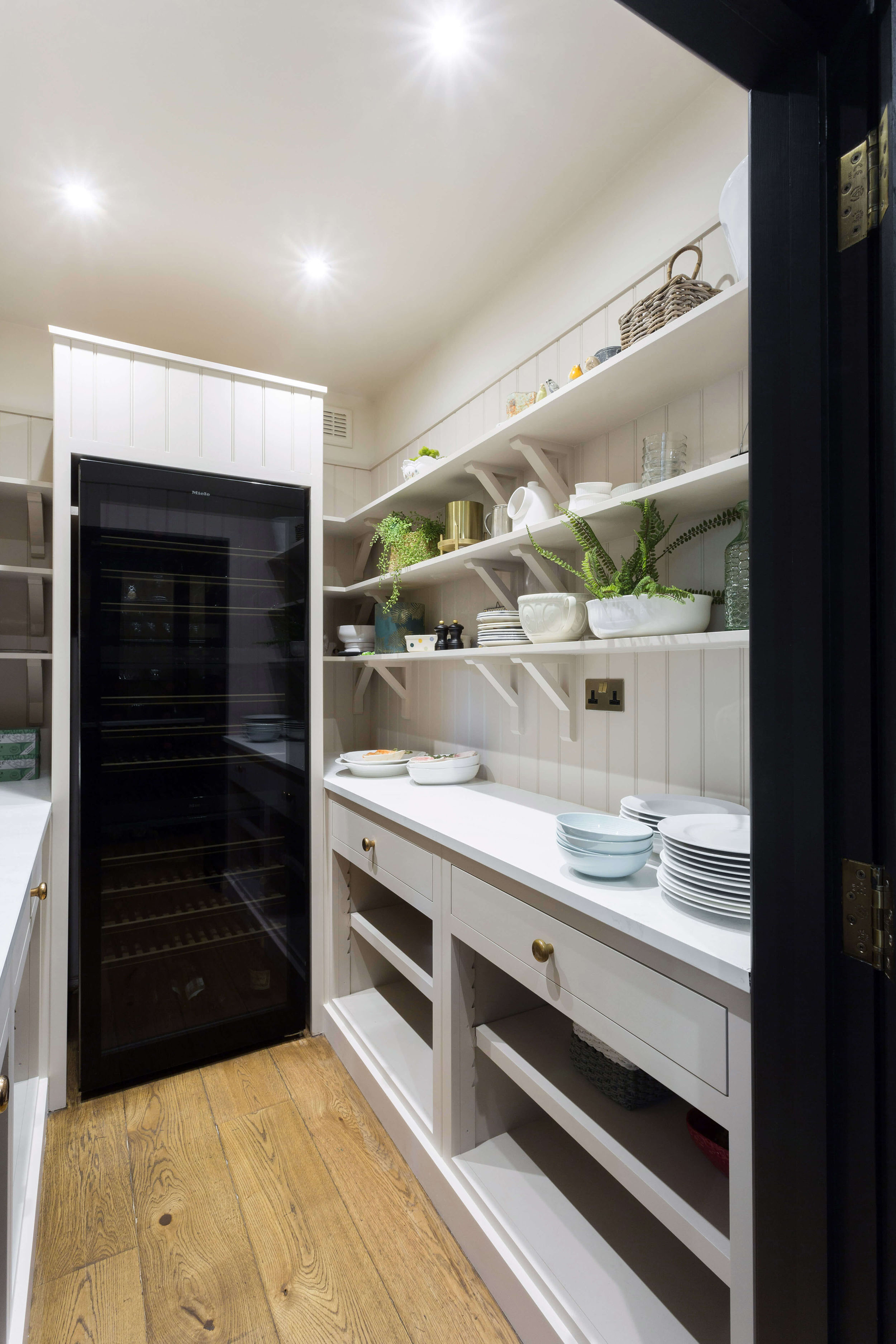 深蓝色开放式摇床厨房，带步入式食品储藏室