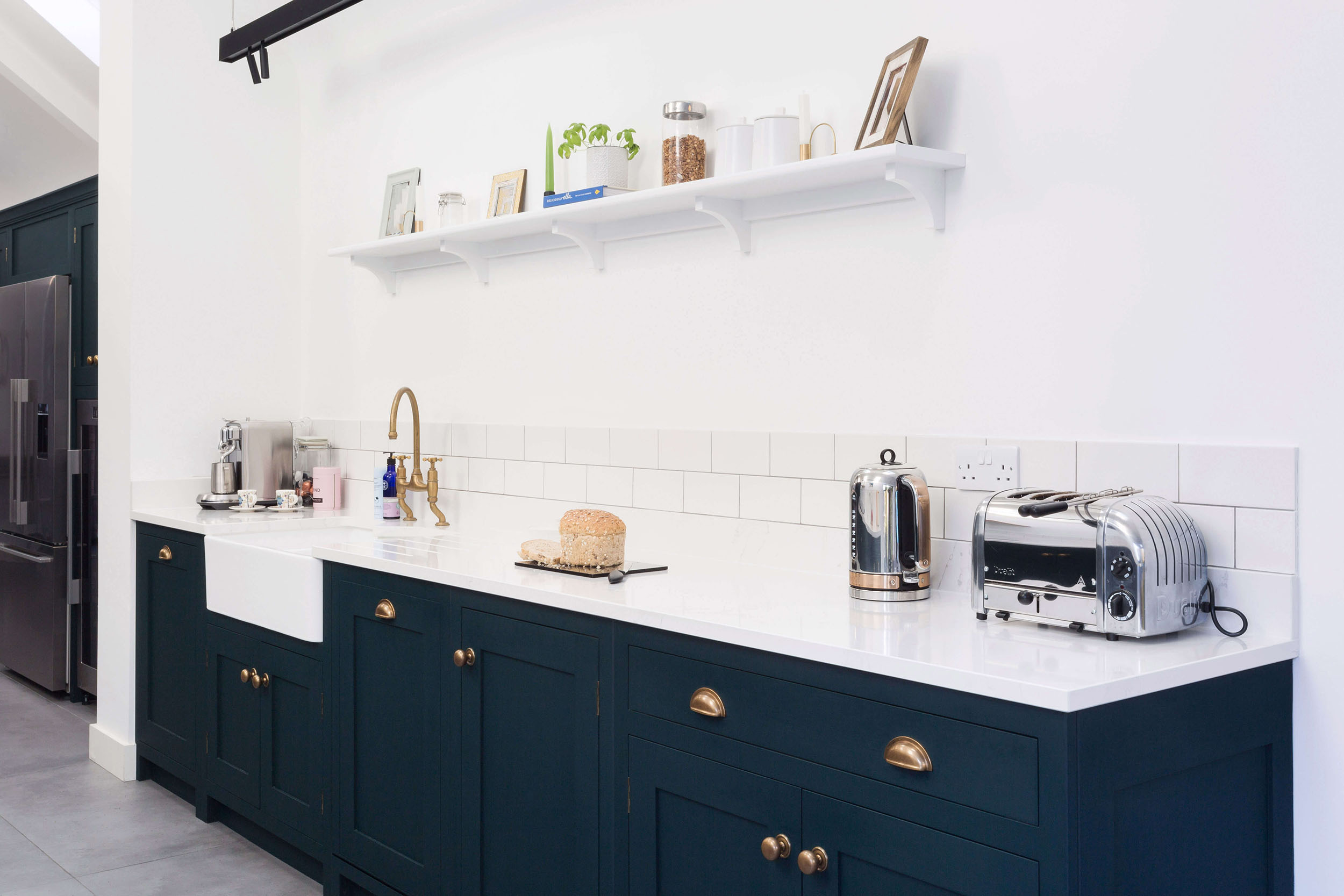 深蓝色当代摇床厨房