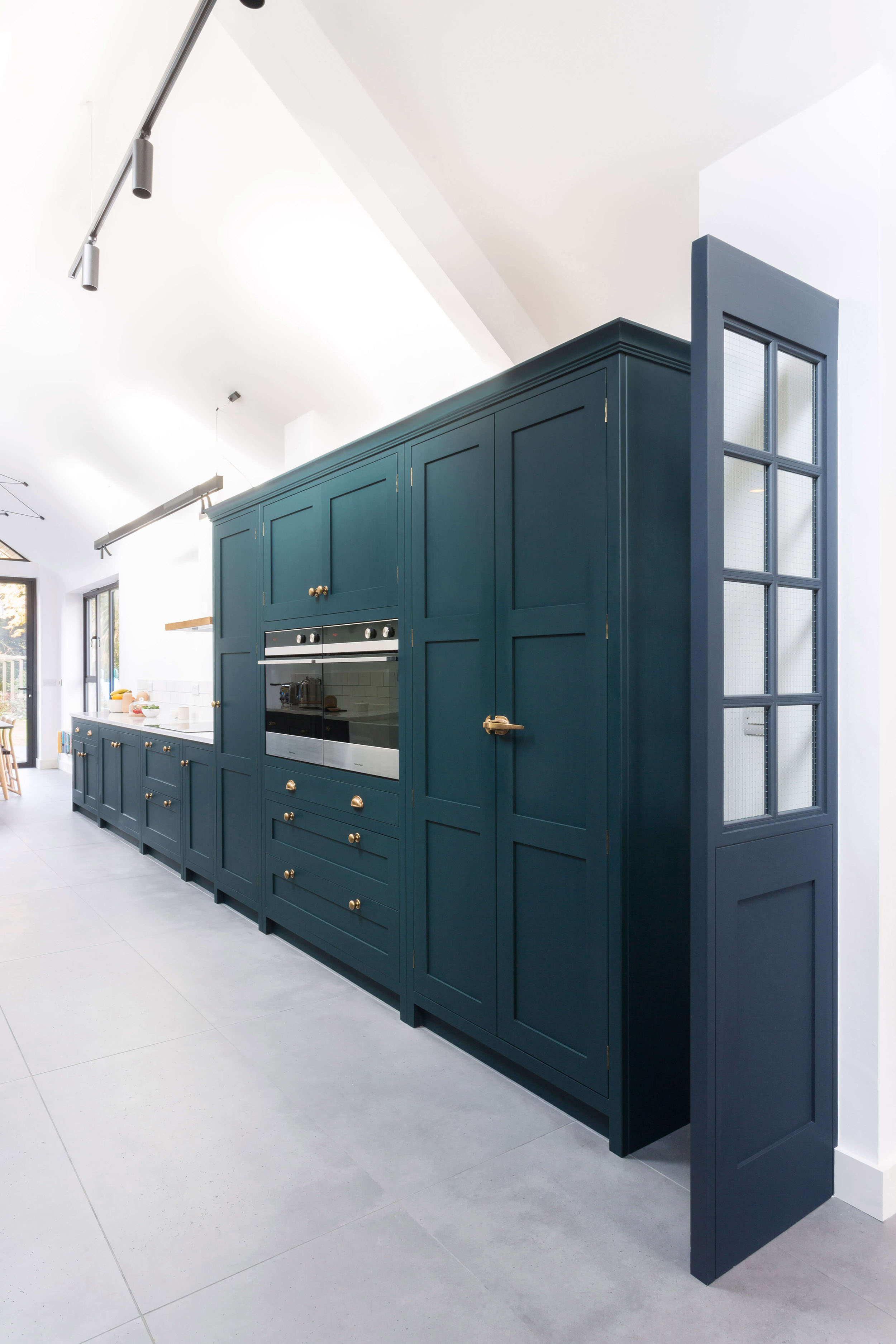 深蓝色厨房，配备费雪派克电器