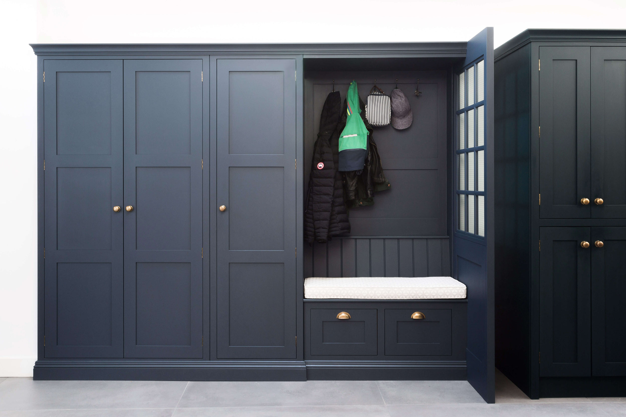 深蓝色开放式厨房和靴子室