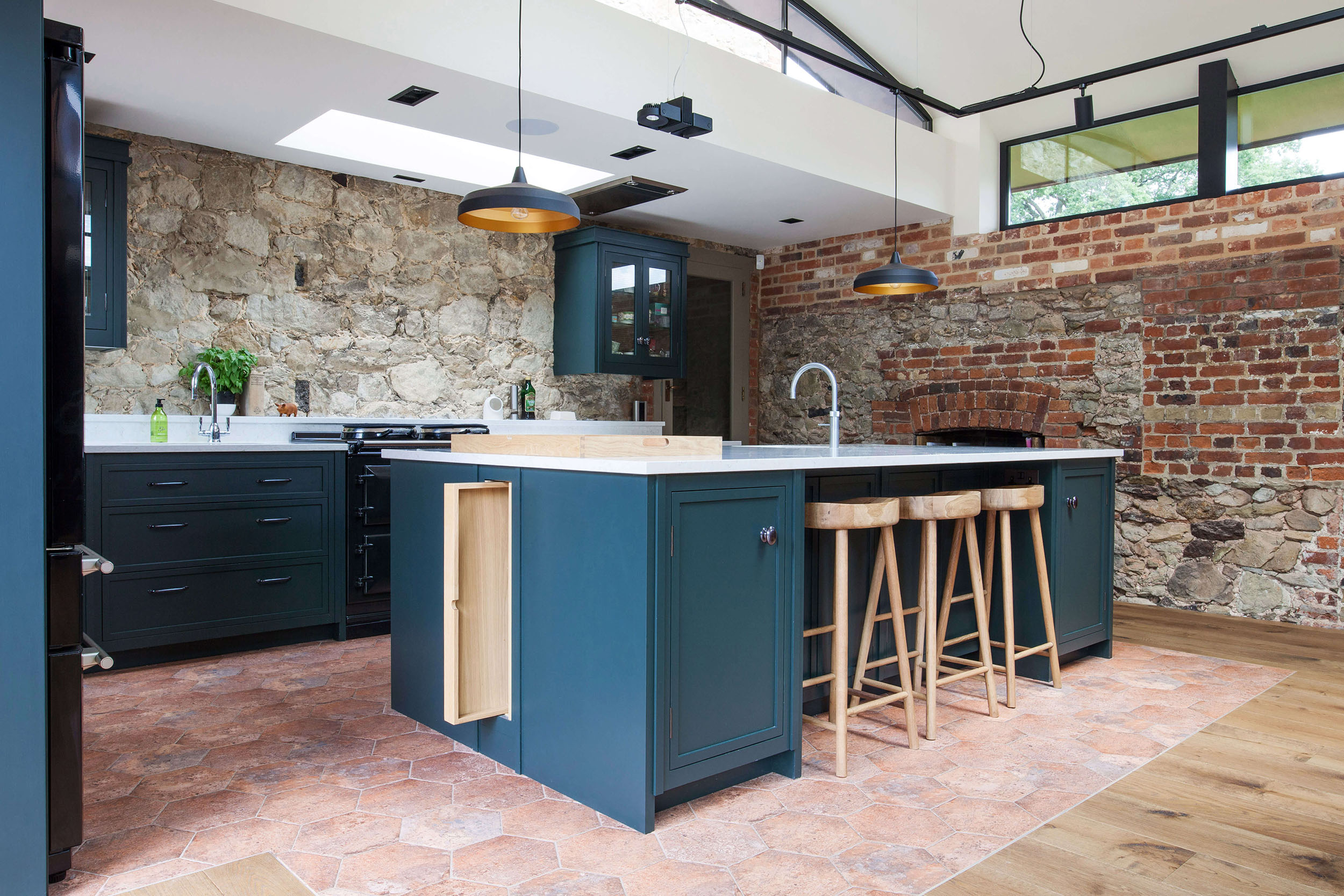 豪华摇床厨房与准备水槽