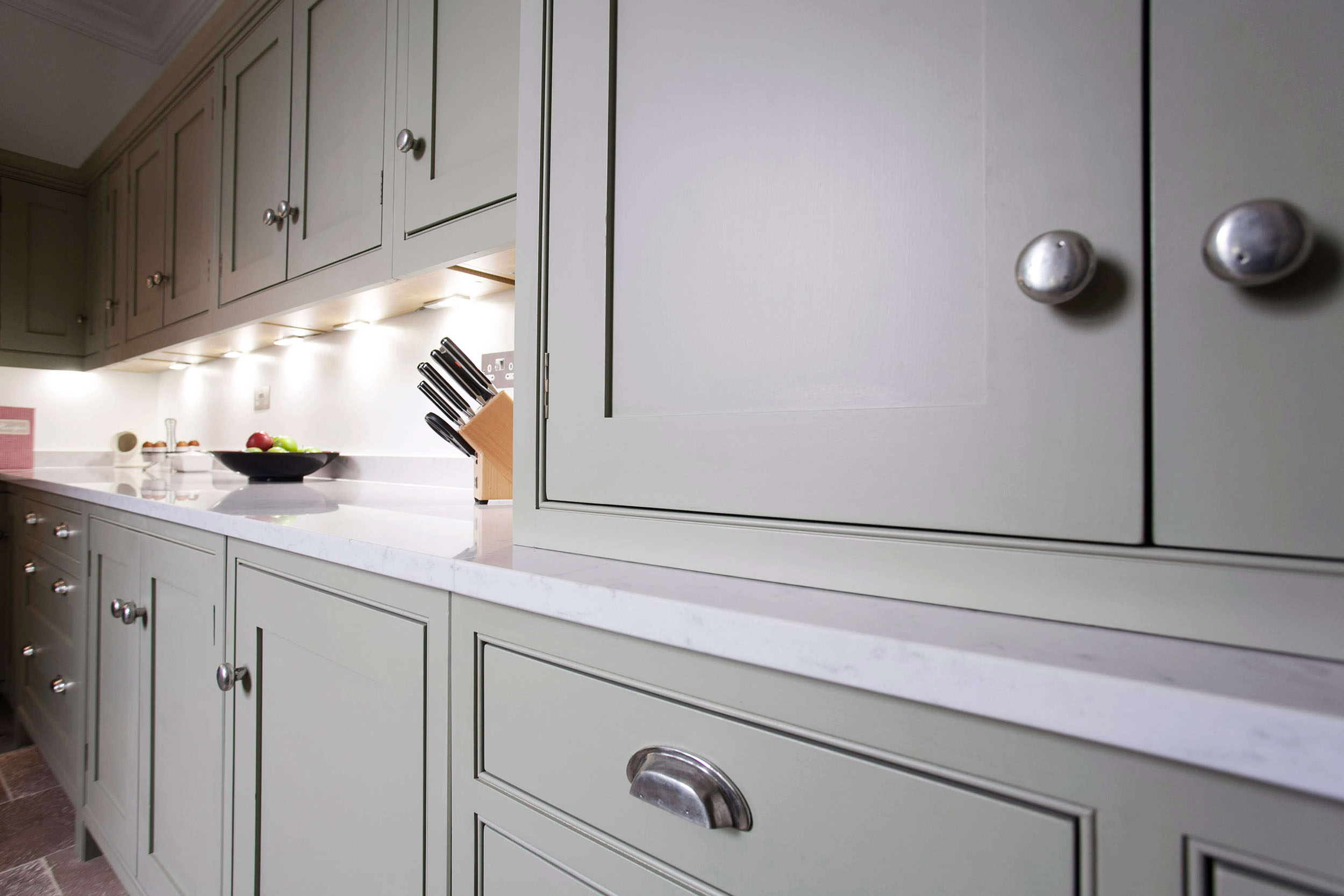 鼠尾草绿色摇瓶厨房储藏室