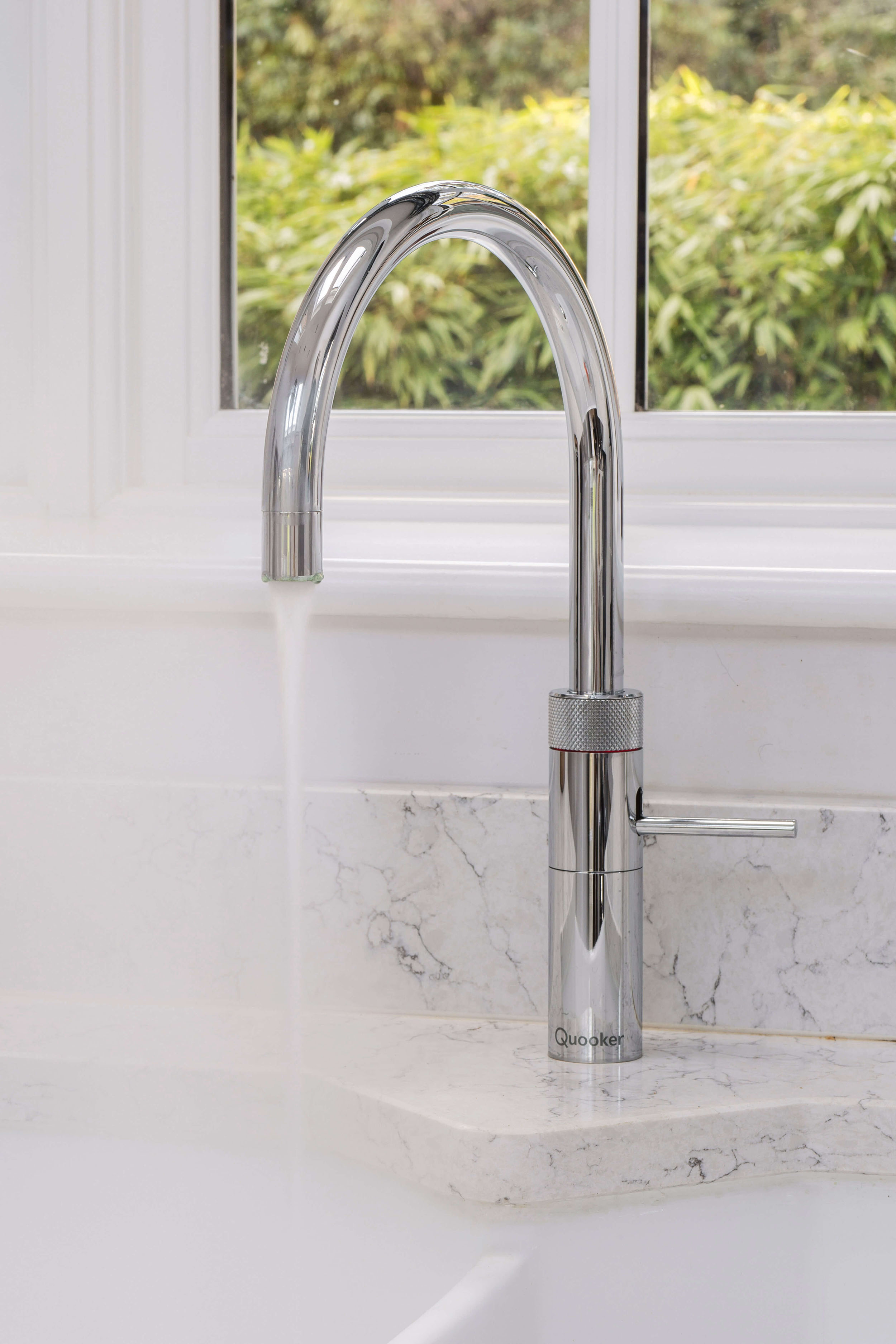 开放式豪华摇床厨房与Quooker水龙头