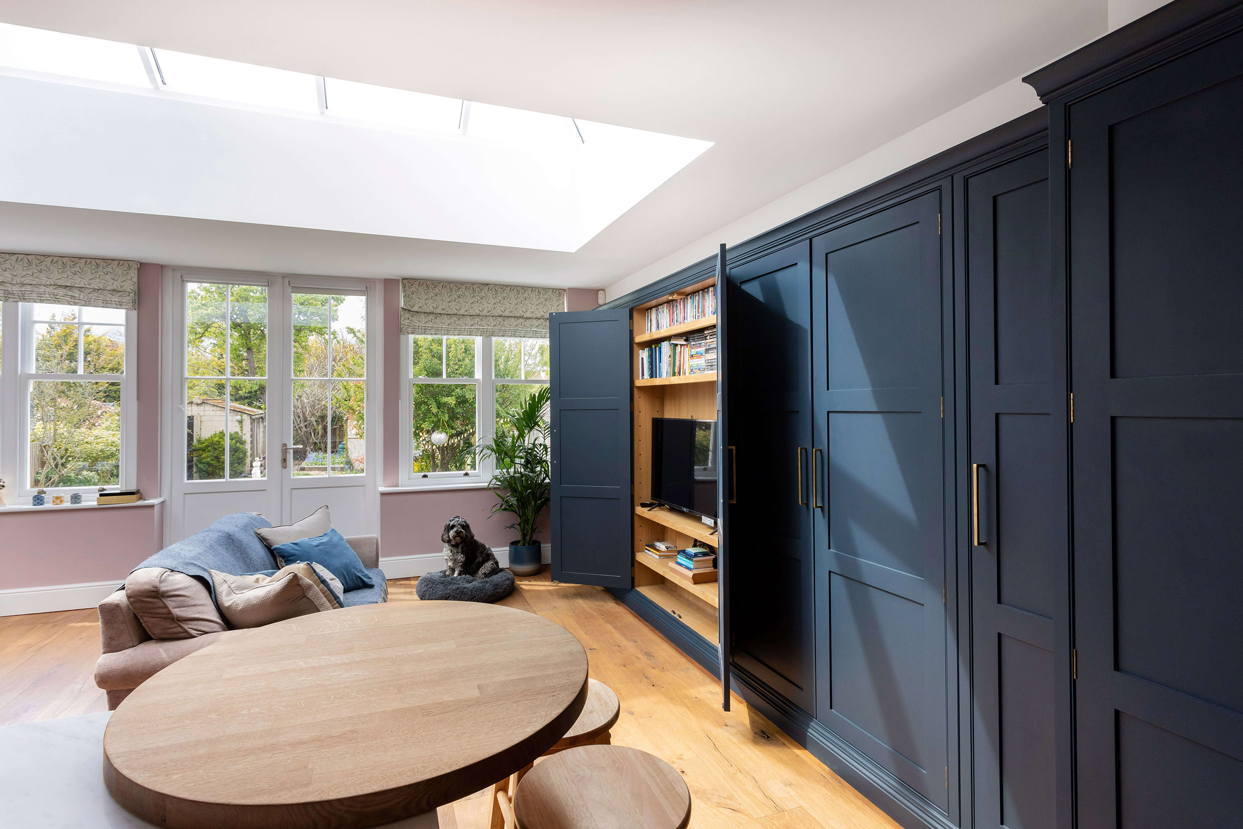 深蓝色定制媒体墙