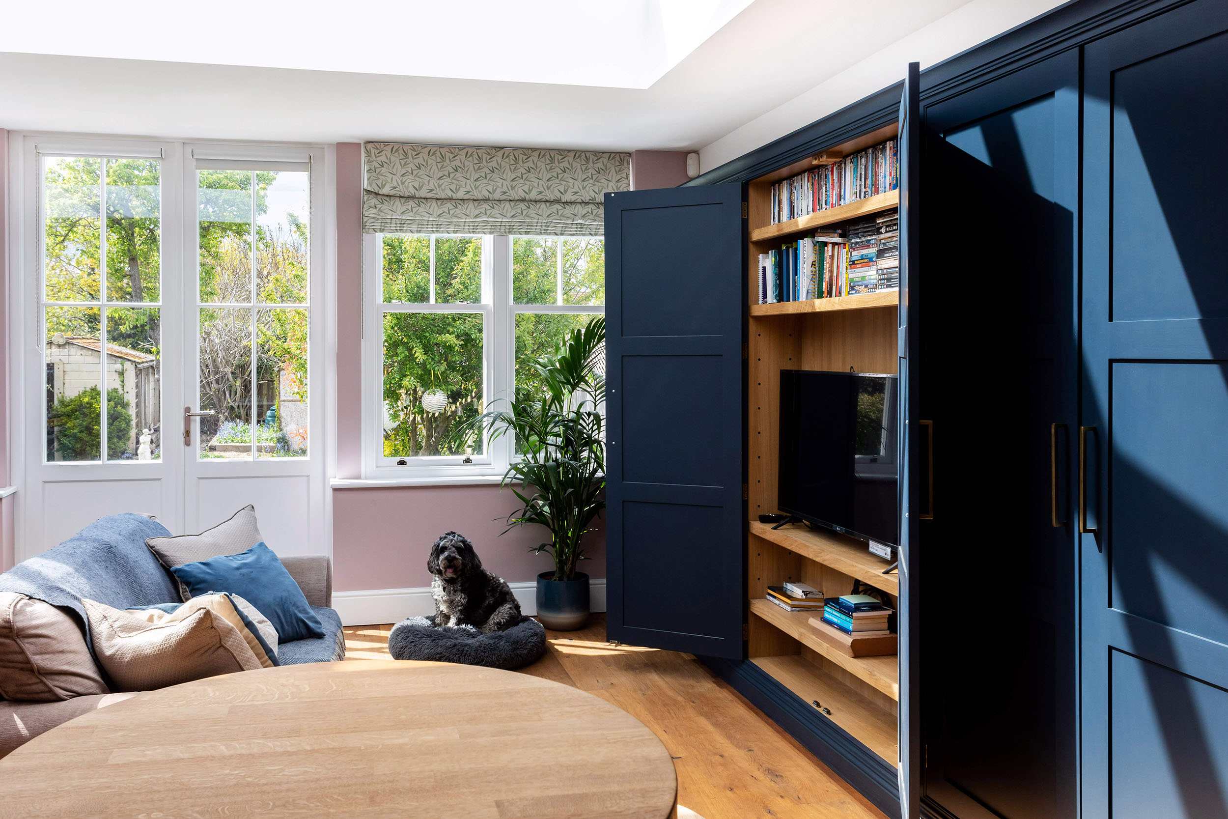 深蓝色定制媒体墙