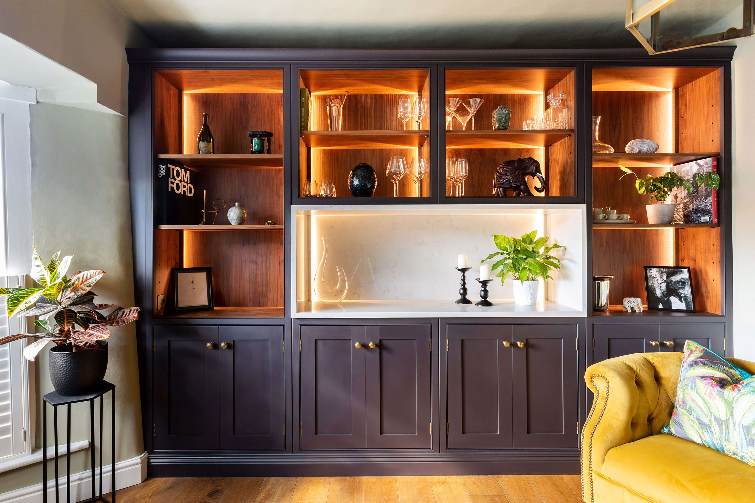 深蓝色的餐厅凹室储藏室