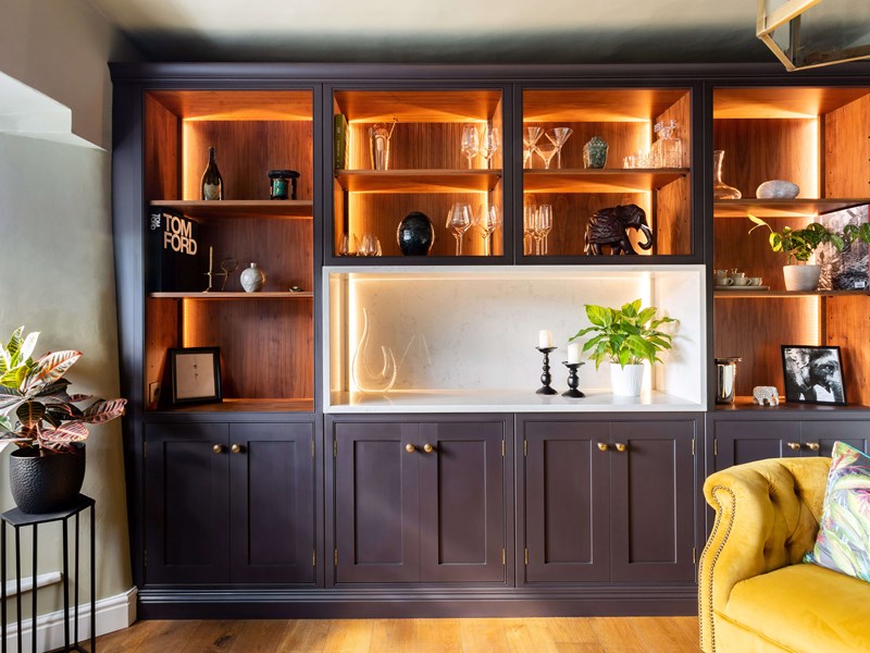 深蓝色的餐厅凹室储藏室