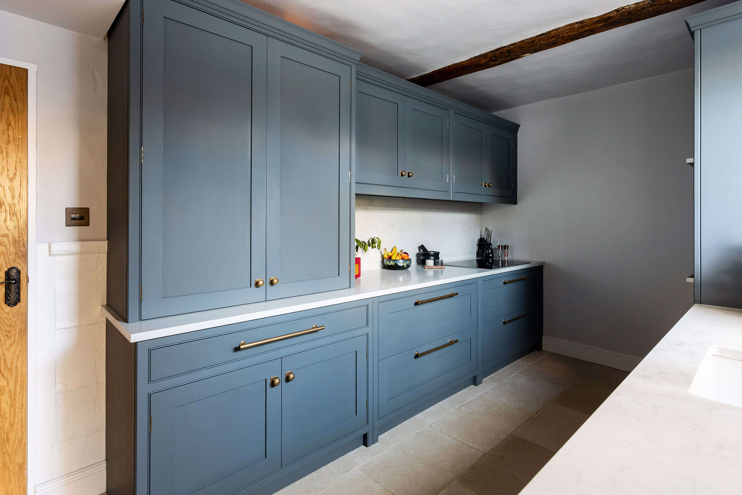 深蓝色的乡村厨房储藏室