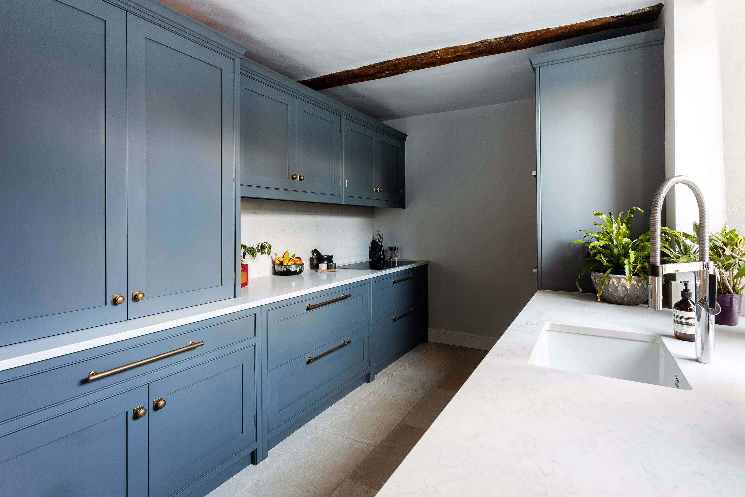肯特郡的深蓝色乡村小屋厨房