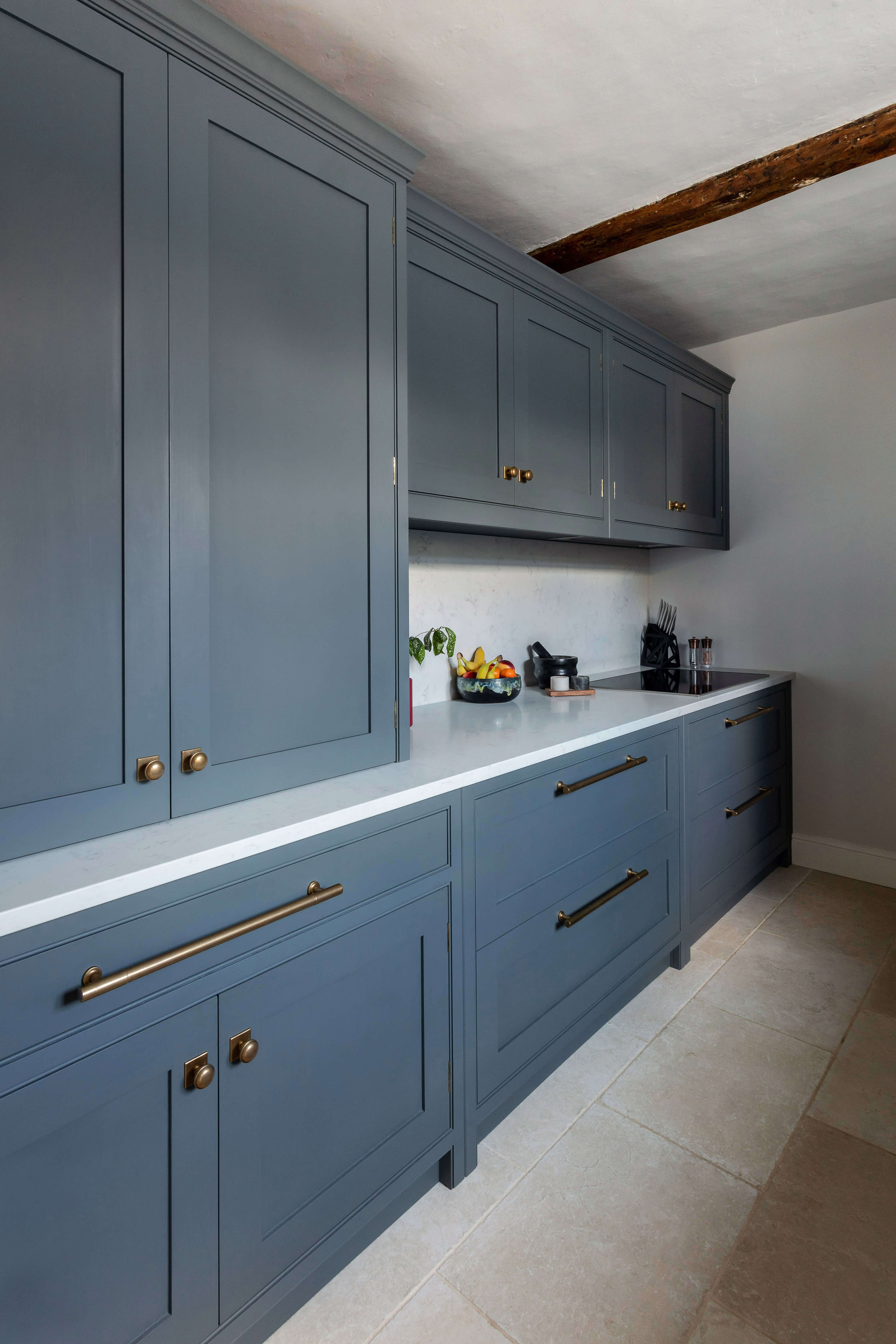 深蓝色的乡村厨房储藏室