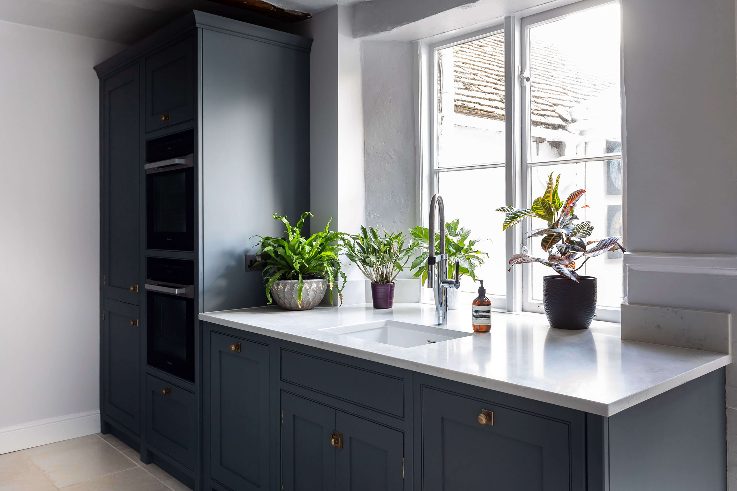肯特郡的深蓝色乡村小屋厨房