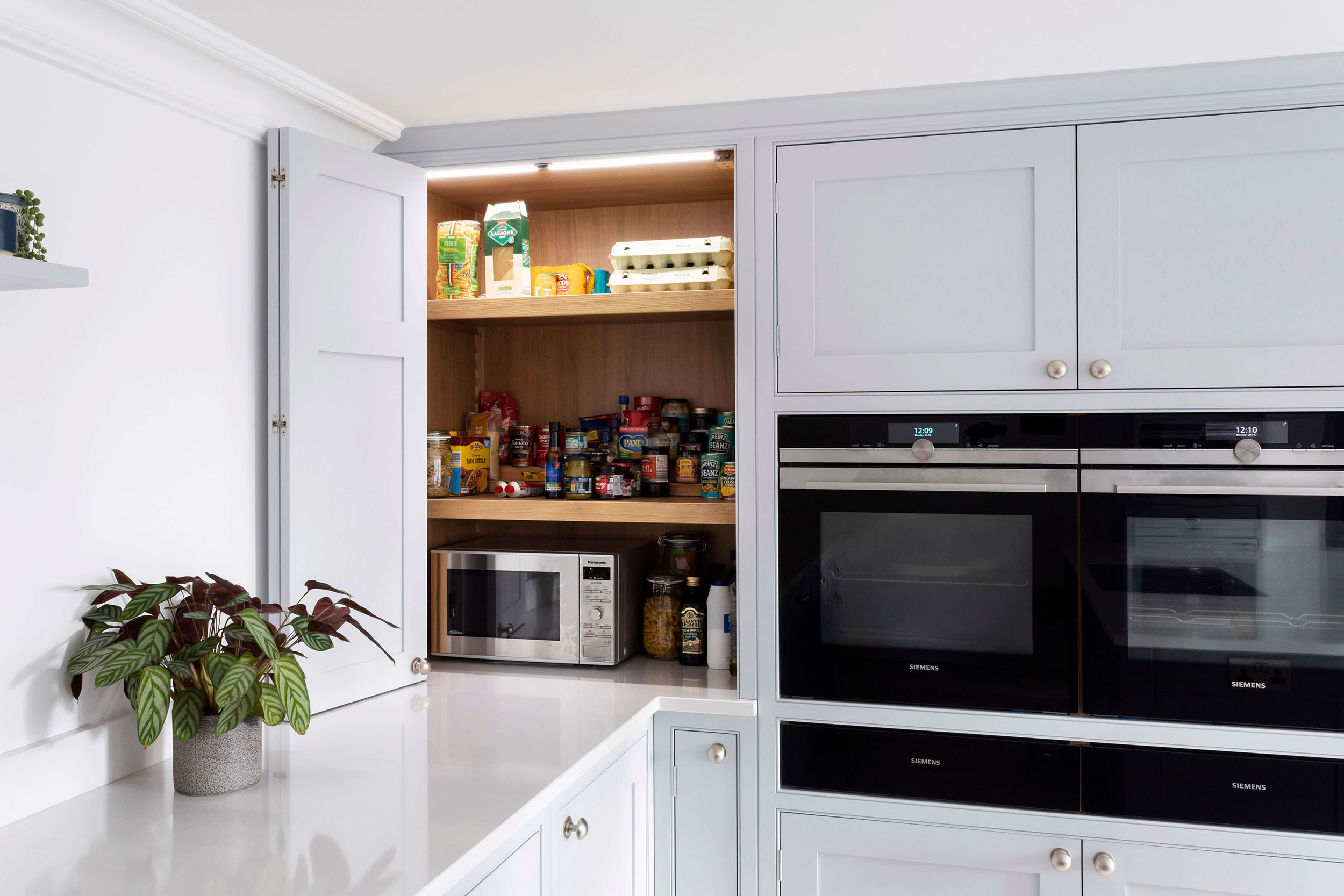 浅灰色的厨房储藏室