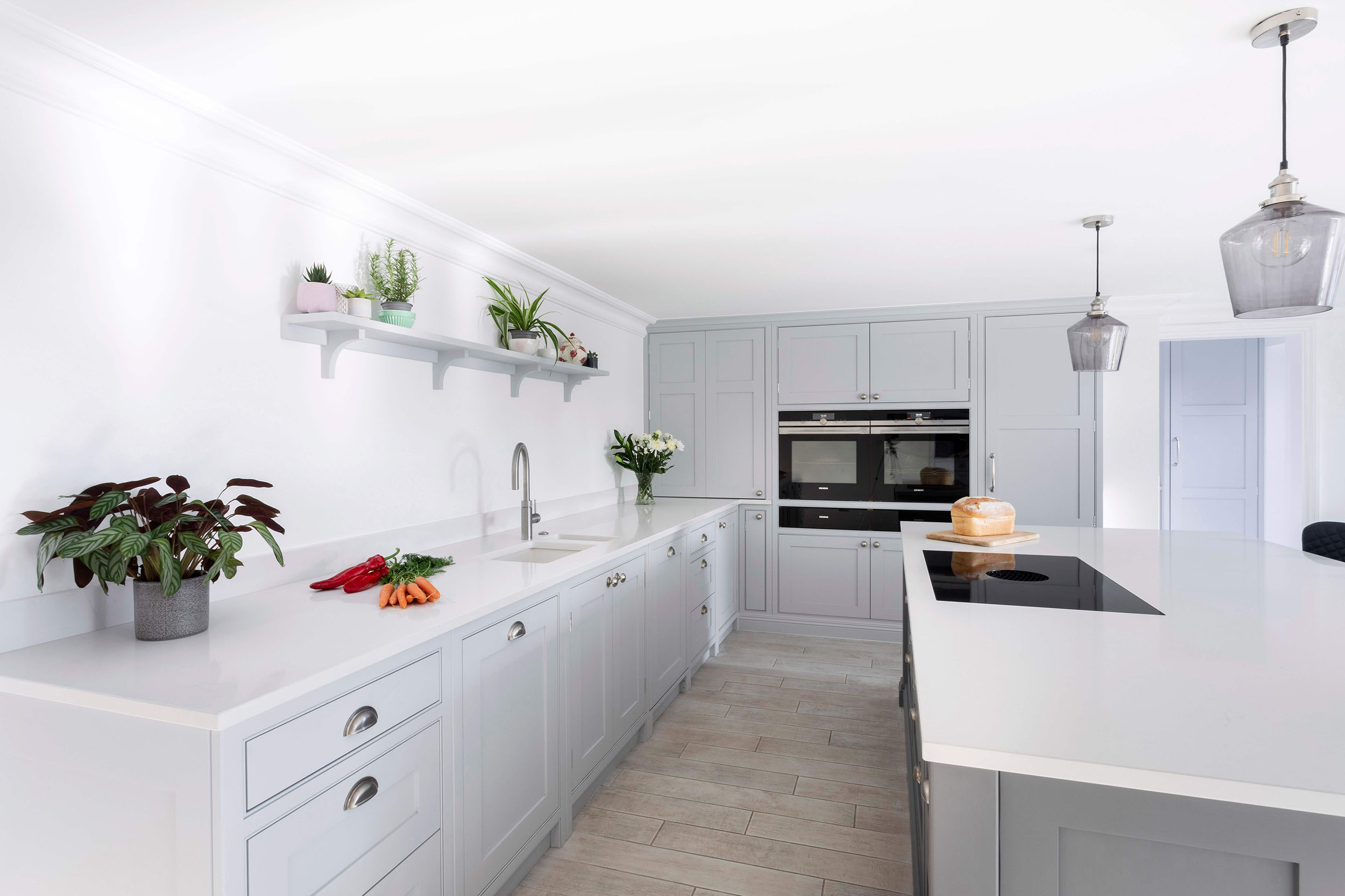 在埃塞克斯的浅灰色厨房和公用设施