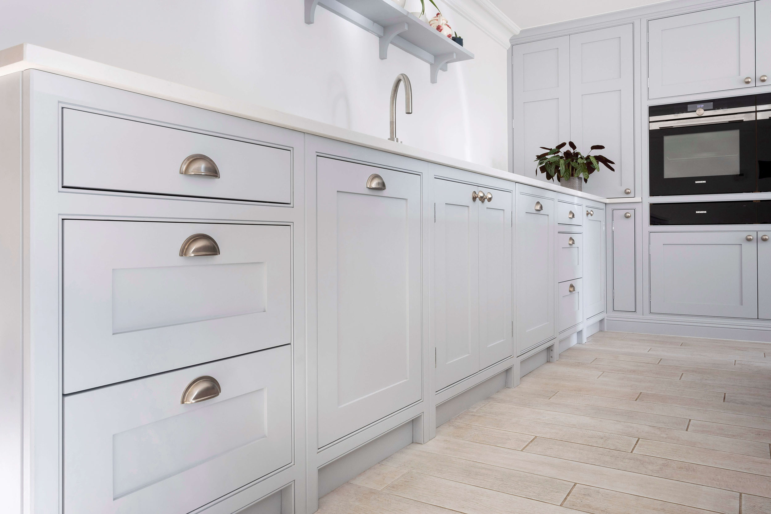 浅灰色厨房与Quooker水龙头