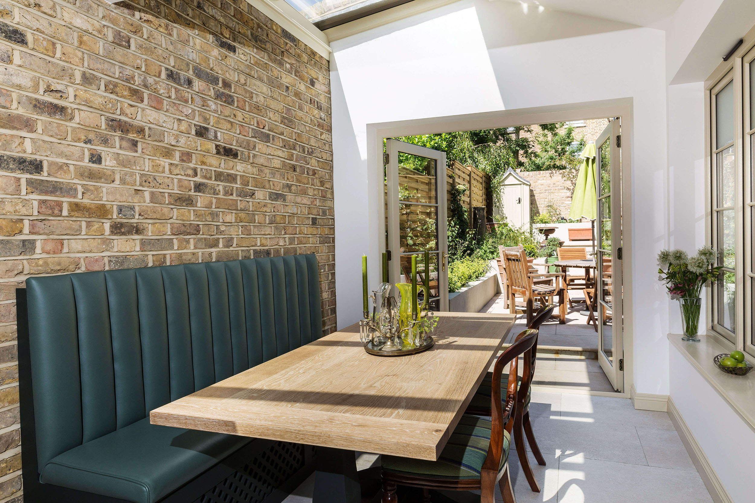 深绿色摇床厨房座位区