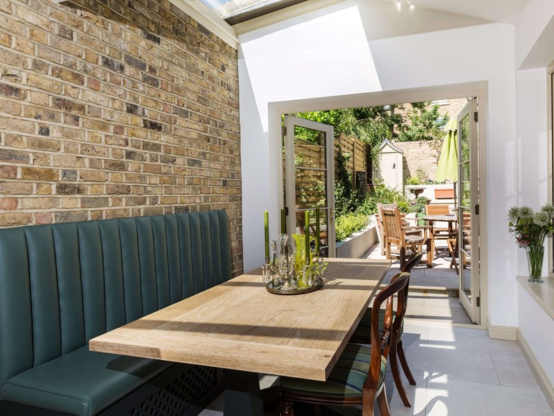 深绿色摇床厨房座位区