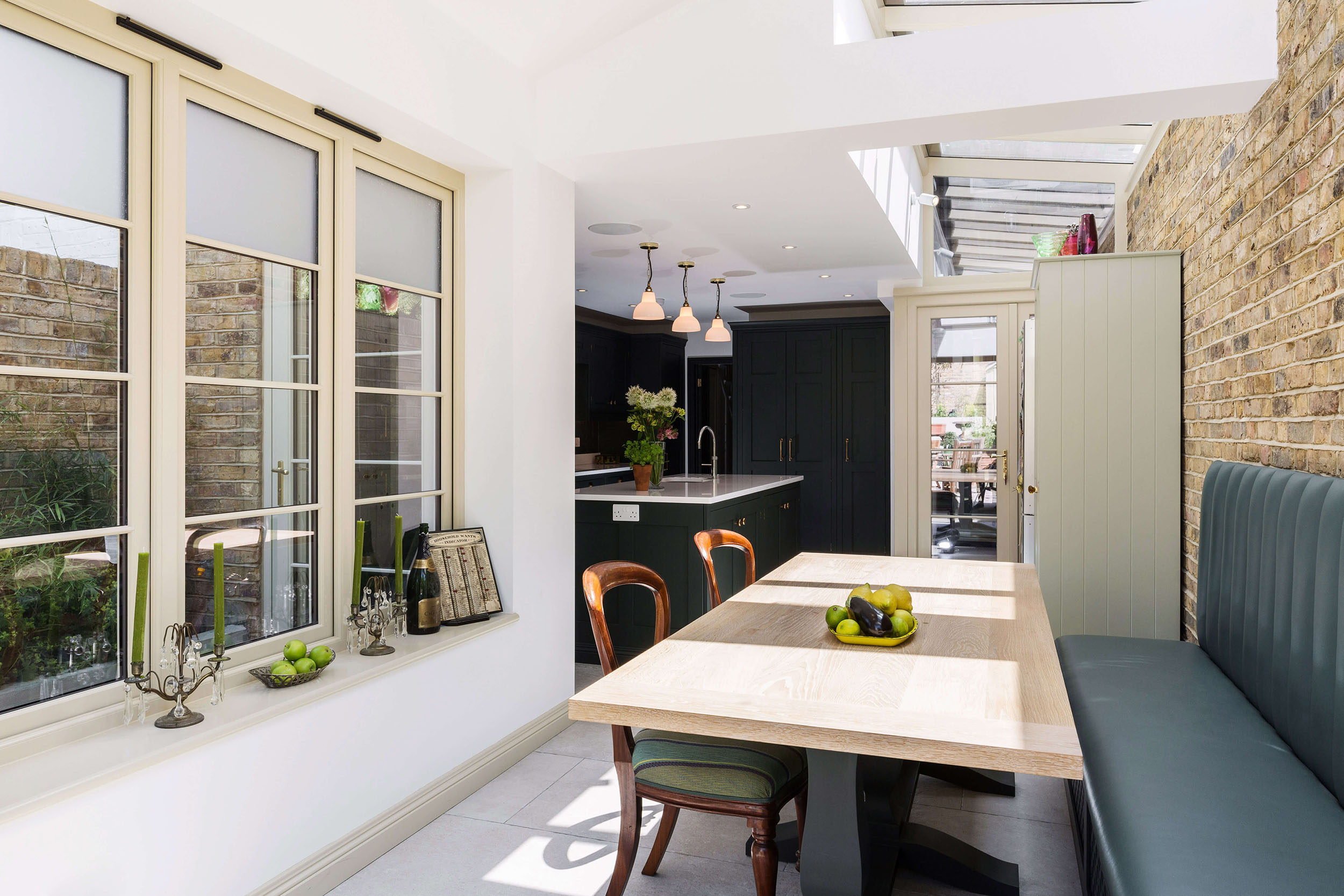 深绿色摇床厨房座位区