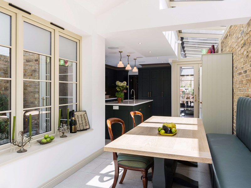 深绿色摇床厨房座位区