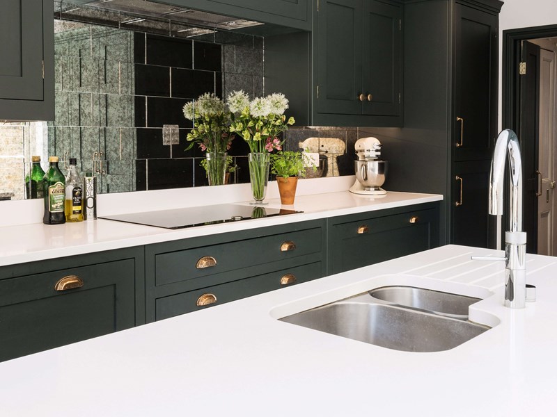 深绿色摇瓶厨房