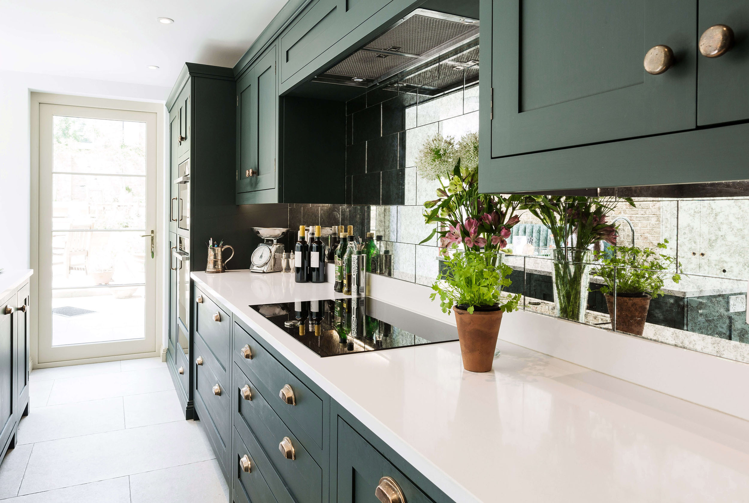 深绿色摇瓶厨房