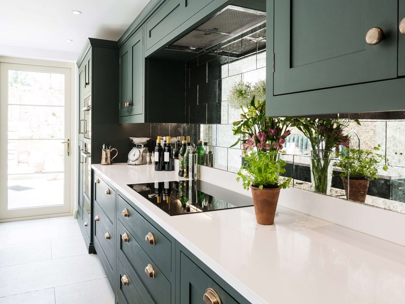 深绿色摇瓶厨房