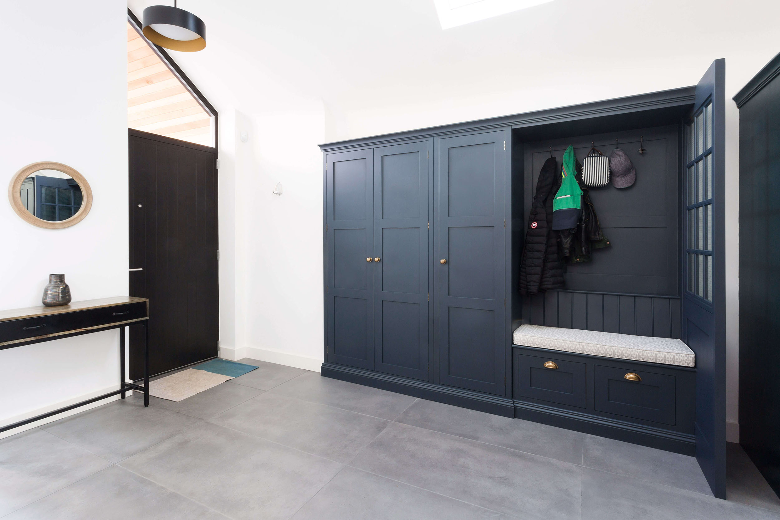 深蓝色开放式厨房和靴子室