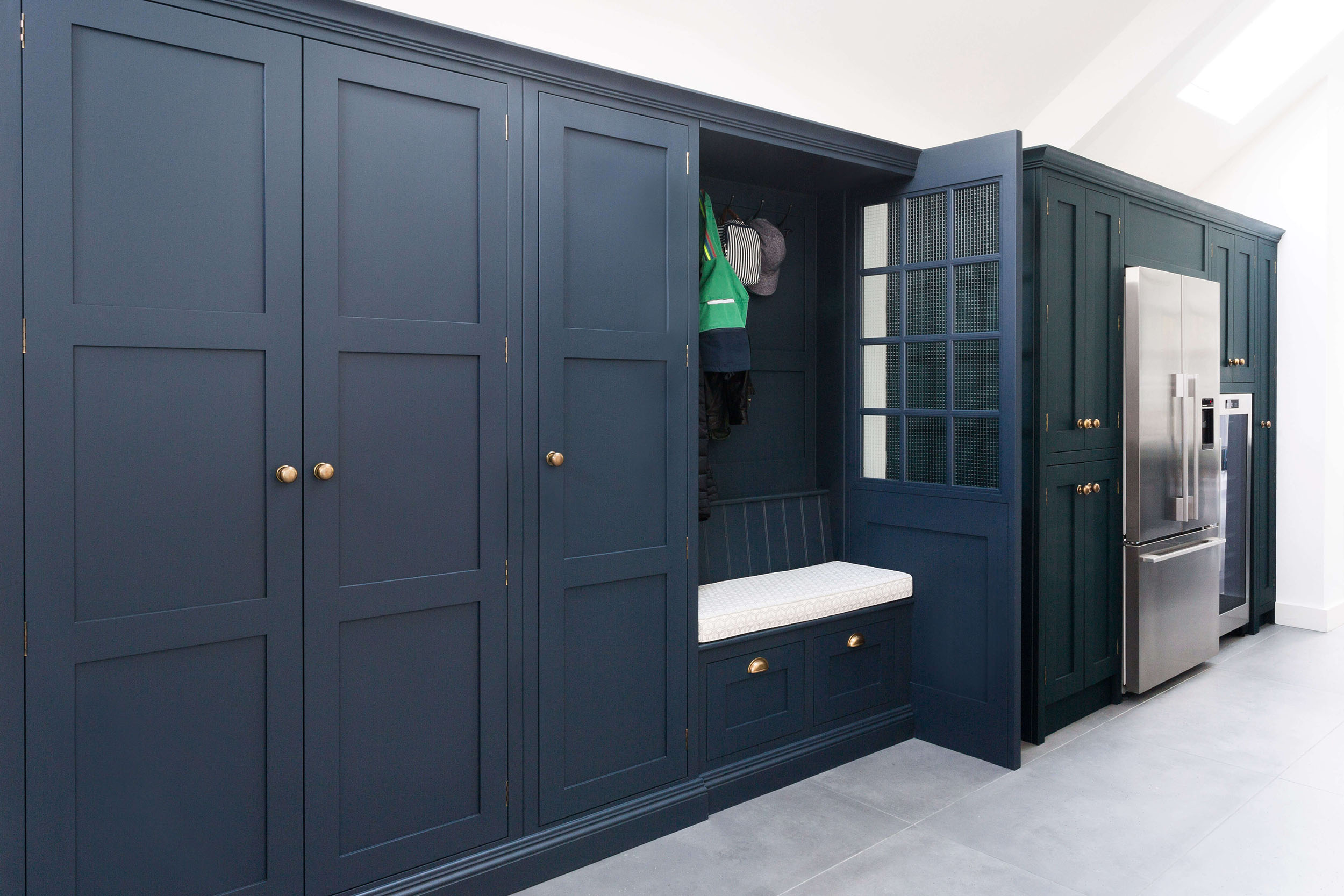 深蓝色当代摇床厨房