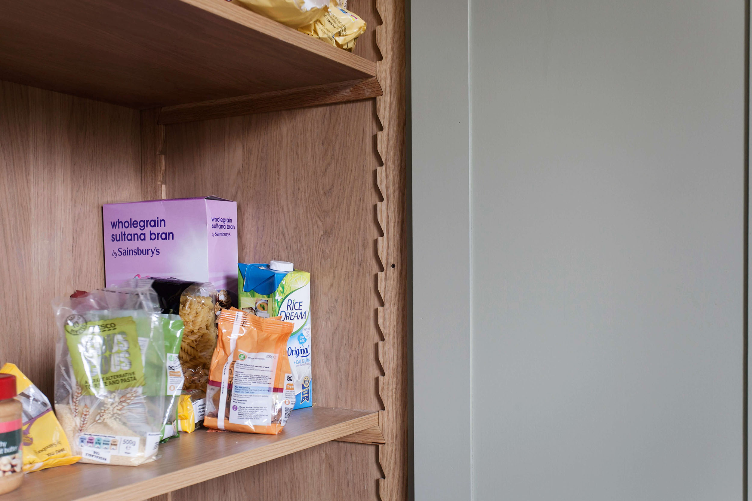 鼠尾草绿色摇瓶厨房储藏室