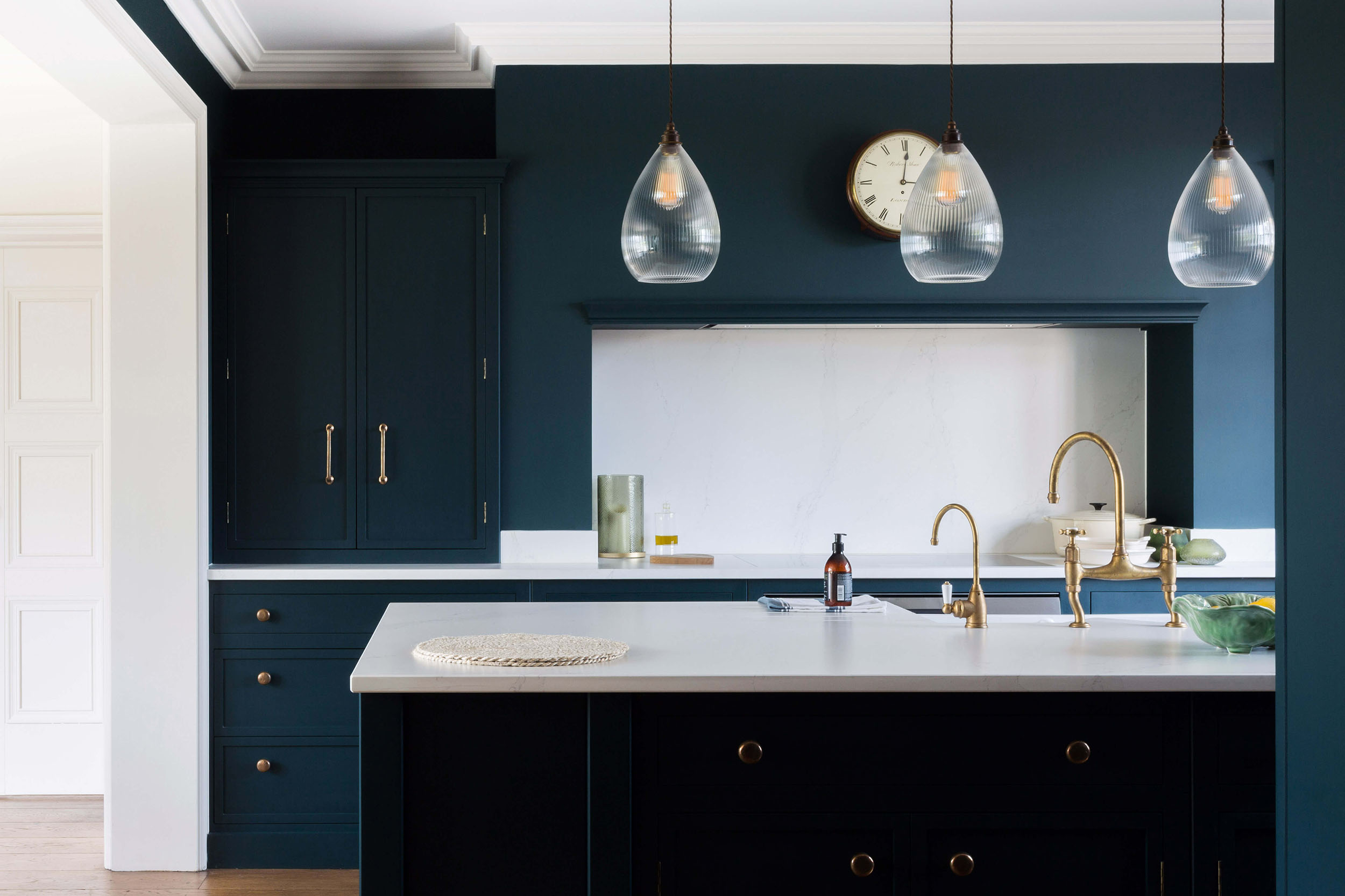 深蓝色传统开放式摇床厨房