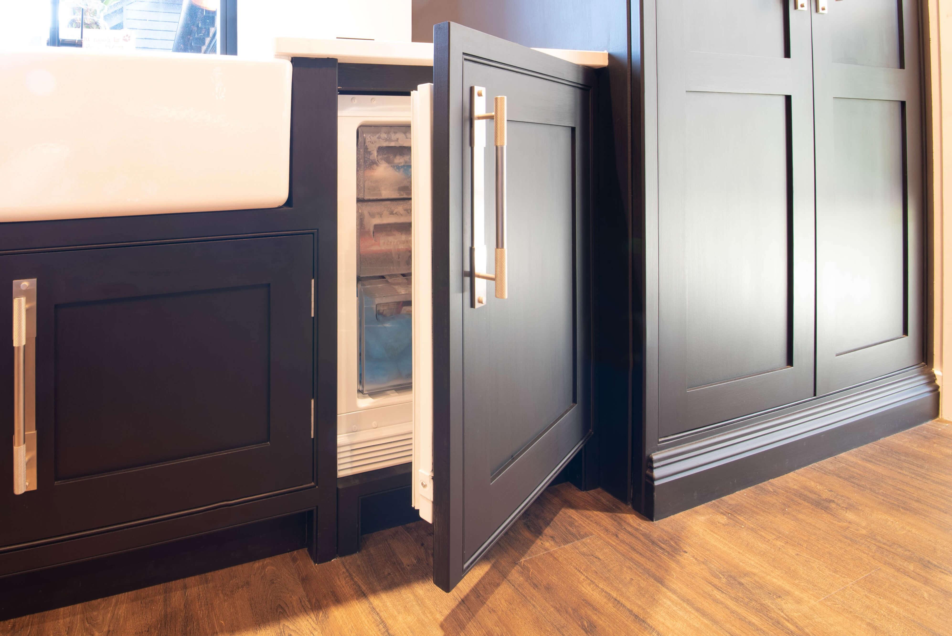 深蓝色的摇床厨房